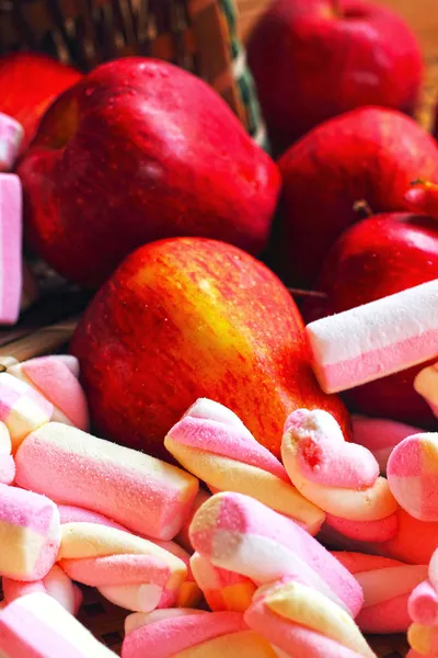 Ovoce jablka červená s růžovými marshmallows — Stock fotografie
