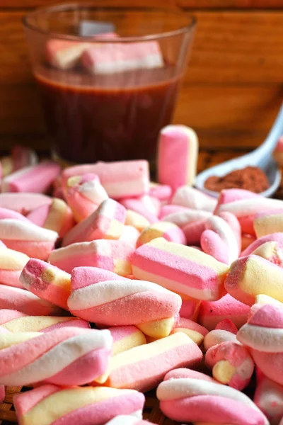 Horká čokoláda a růžové marshmallows — Stock fotografie