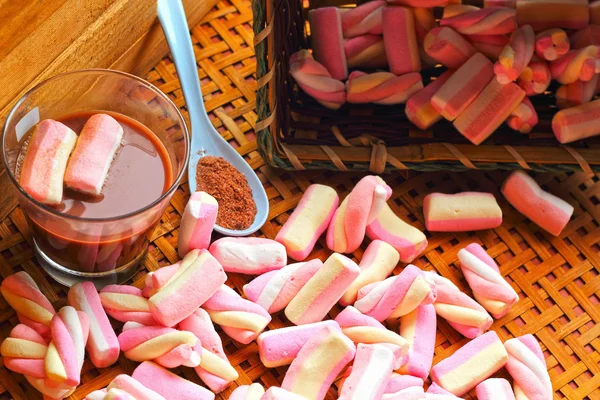 Horká čokoláda a růžové marshmallows — Stock fotografie