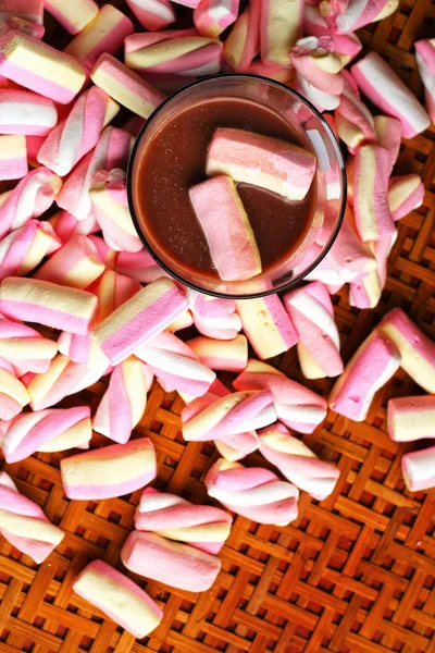Porcję gorącej czekolady i różowy — Zdjęcie stockowe