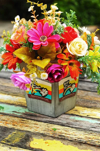 Piękne chryzantemy i rose kwiatów sztucznych — Zdjęcie stockowe