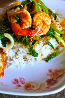 fesleğen karides ve kızarmış yumurta ile kalamar