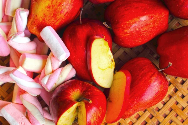 Fruchtapfel rot und Wasseräpfel — Stockfoto