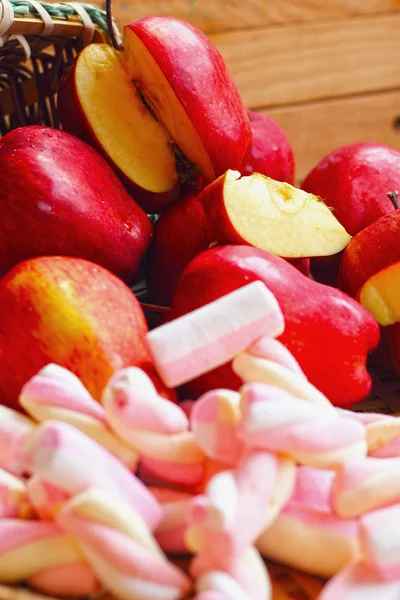 Fruta maçã vermelha com marshmallow — Fotografia de Stock