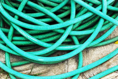 Hortum yeşil yığını yerdeki.