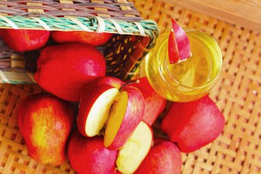 meyve elma elma kırmızı ve su