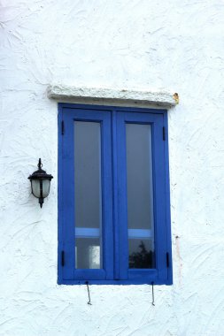 mavi pencere duvarı açık - vintage tarzı.