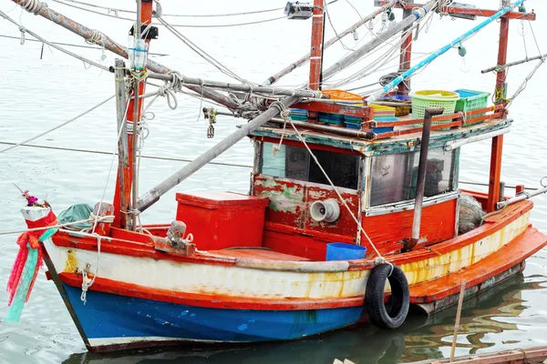 Antiguo barco de madera en el mar . — Foto de Stock