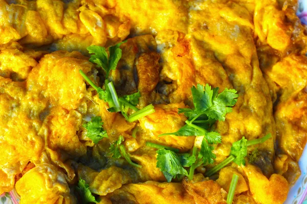 Frittata gialla guarnita con foglie di coriandolo . — Foto Stock