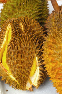 Durian meyvesi pazarda.