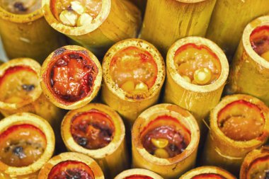 yapışkan pirinç bambu içinde kavrulmuş