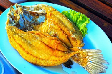 Kızarmış Balık mango salatası ile.