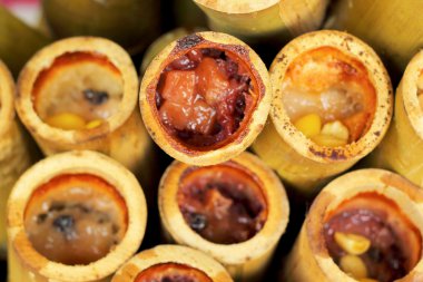 yapışkan pirinç bambu içinde kavrulmuş