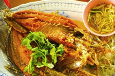 Kızarmış Balık mango salatası ile.