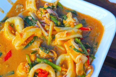 Kızarmış kalamar tuzlu yumurta sarısı.