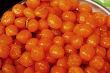 tuzlu yumurta sarısı - birlikte bir kabın içinde yığın.