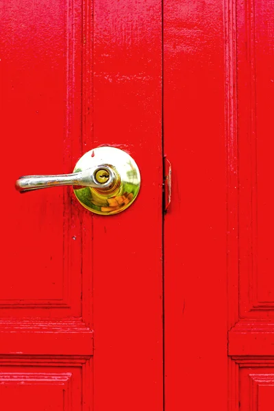 Porta de madeira vermelha - as maçanetas de porta . — Fotografia de Stock