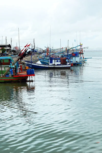 Antiguo barco de madera en el mar . — Foto de Stock