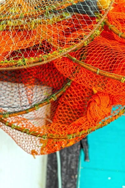 Las redes para recoger los peces se apilan . — Foto de Stock