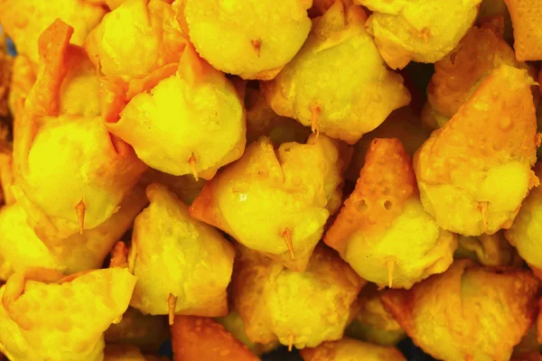 Bolinhos fritos - ovos de codorna embrulhados . — Fotografia de Stock