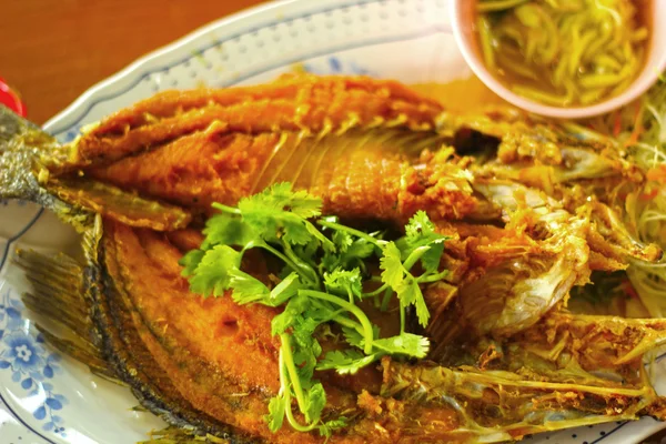 Pescado frito con ensalada de mango . — Foto de Stock