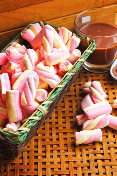 Chocolate quente e marshmallows rosa — Fotografia de Stock