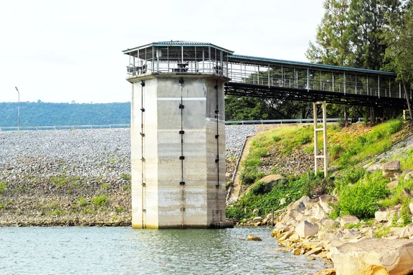 Lac au barrage et montagnes — Photo