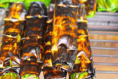 Sobanın üzerinde kızarmış yapışkan pirinç.