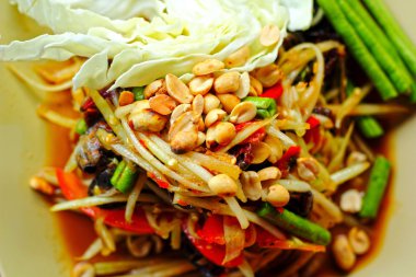 Papaya salatası - taze sebze ile servis.