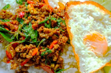 pilav kızarmış fesleğen domuz - kızarmış yumurta.