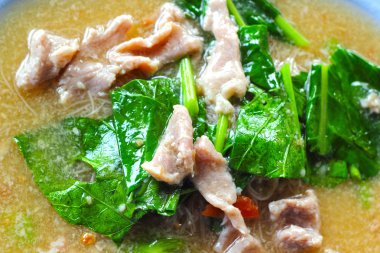 Domuz ile tepesinde kızarmış noodle