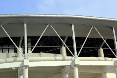 Mavi gökyüzü ile gökdelen.