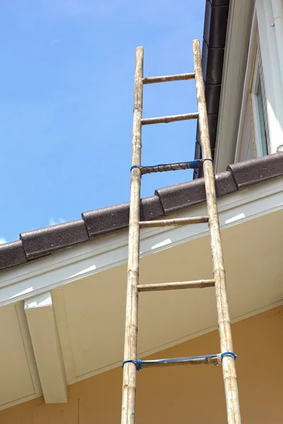 High wooden ladder leaning against the house. — Stock Photo, Image