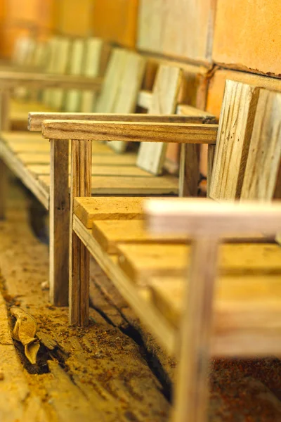 Dřevěné lavičce na zahradě — Stock fotografie