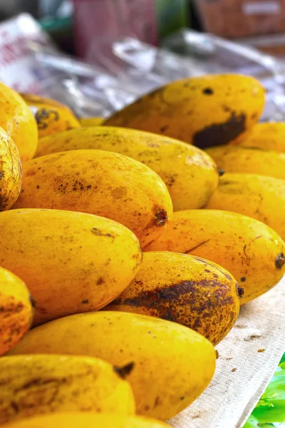 Ripe yellow mango fruit in the market. — Stock Photo, Image