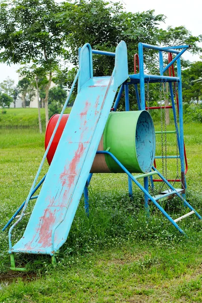 Parque infantil para crianças e uma corrediça escorregadia . — Fotografia de Stock