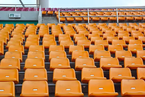 Sedadel tribuna v prázdné stadium. — Stock fotografie