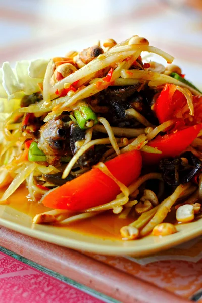 Ensalada de papaya - servir con verduras frescas . —  Fotos de Stock