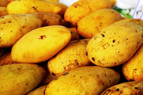 Reife gelbe Mangofrüchte auf dem Markt. — Stockfoto