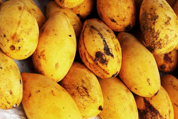 Ripe yellow mango fruit in the market. — Stock Photo, Image