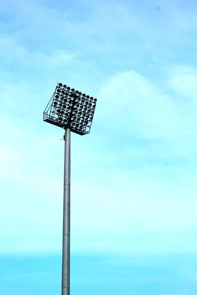 Stadion lichtmasten - de blauwe hemel. — Stockfoto