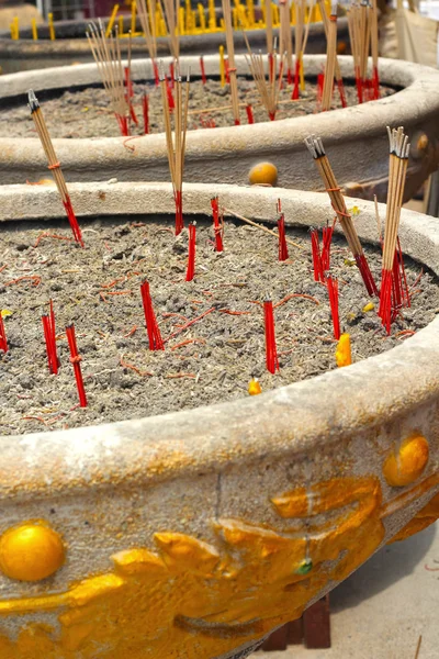 Queimando palitos de incenso em tigela de incenso no santuário budista — Fotografia de Stock