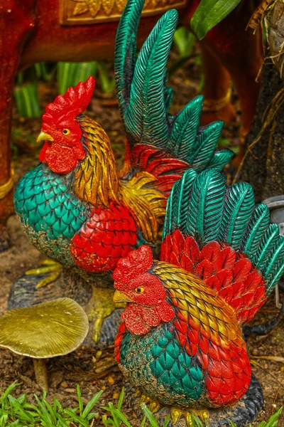 Estatua de pollos dobles en la hierba. hecho con arcilla al horno . —  Fotos de Stock