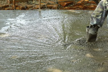 yol inşaat işçileri için dökülen Beton karışımı.