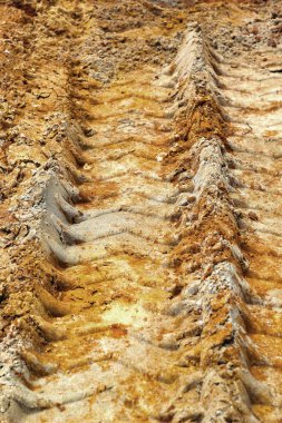 Topraktaki tekerlek izleri.