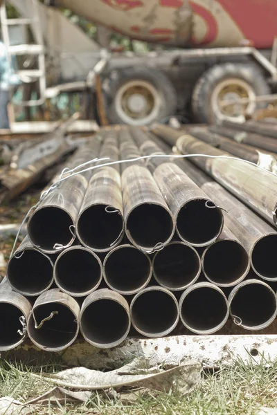 Tubi metallici vecchi - per la costruzione . — Foto Stock