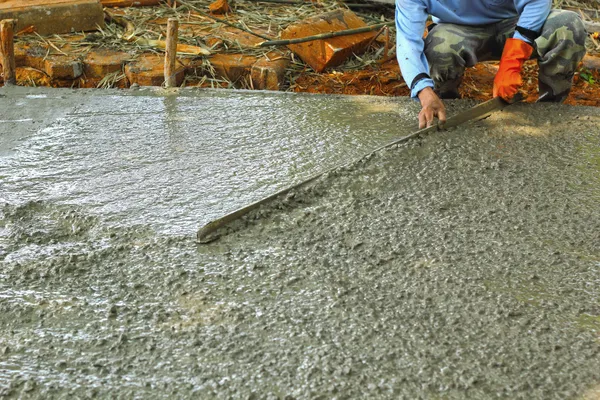 Pouring concrete mix for road construction workers. — Stock Photo, Image