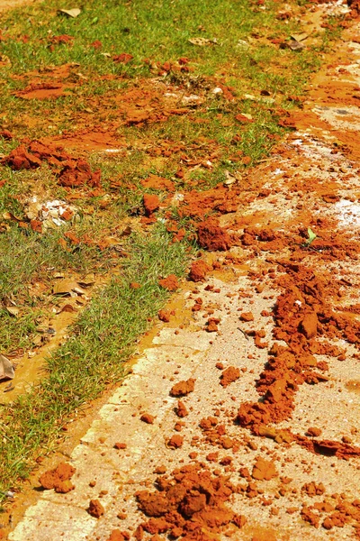 Ρυπασμένα εδάφη τον τροχό κομμάτια στο δρόμο. — Φωτογραφία Αρχείου