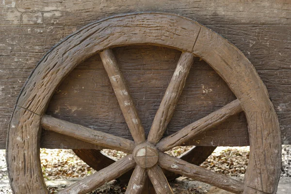 Wagon wheel old - western style. — Stock Photo, Image