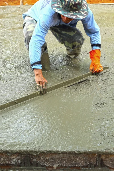 Verter la mezcla de hormigón para los trabajadores de la construcción de carreteras . — Foto de Stock